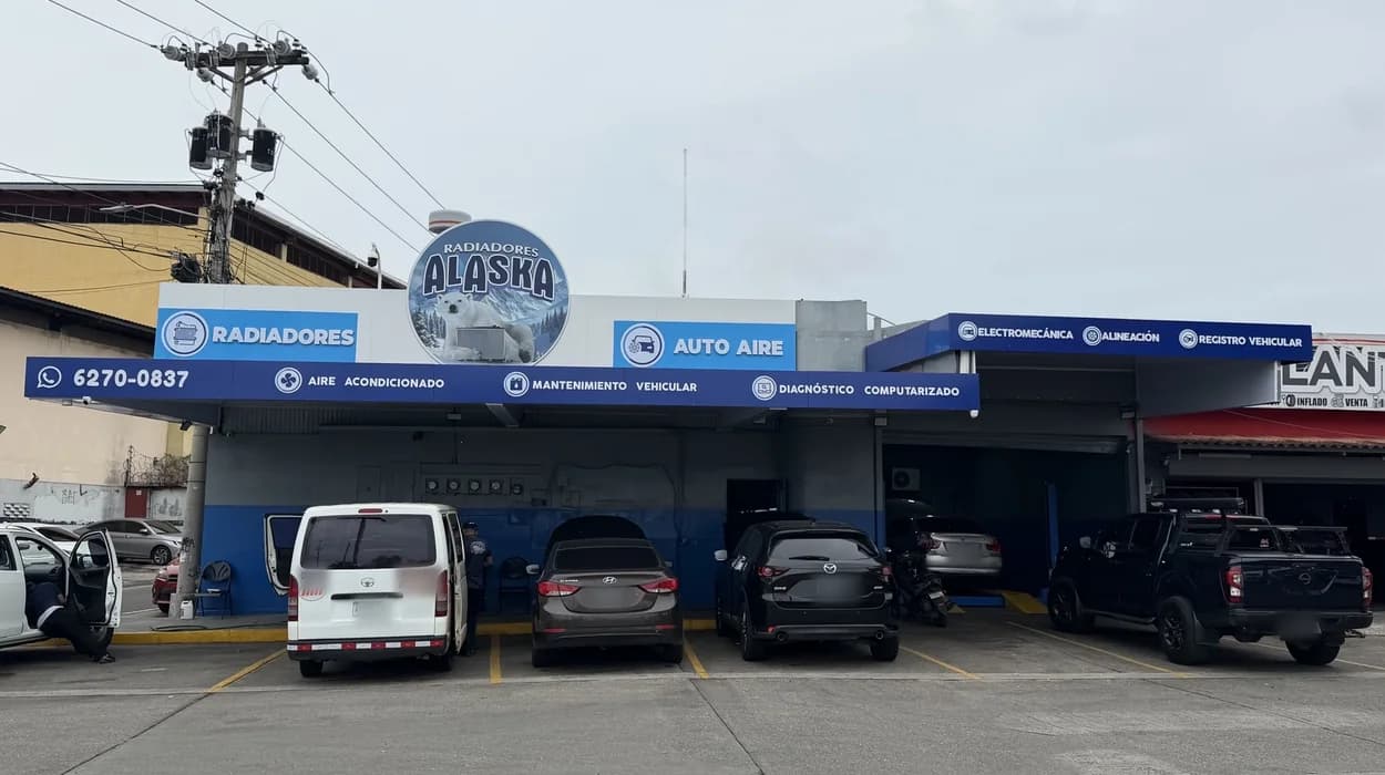 Fachada completa y estacionamiento de Radiadores Alaska en Río Abajo